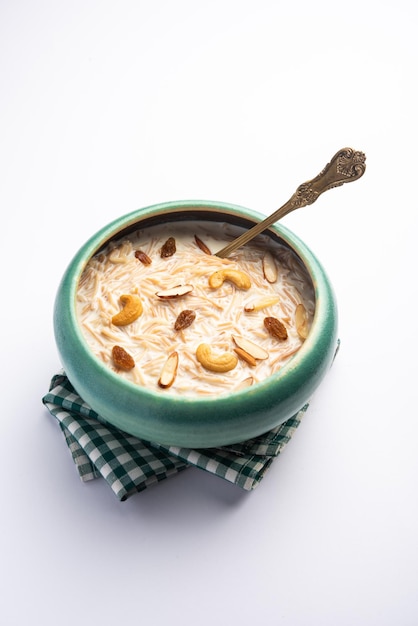 Semiya payasam o shewai o sewai Khir o seviyan Kheer es un dulce indio elaborado con fideos, leche, ghee, azúcar o azúcar moreno, pasas y nueces.