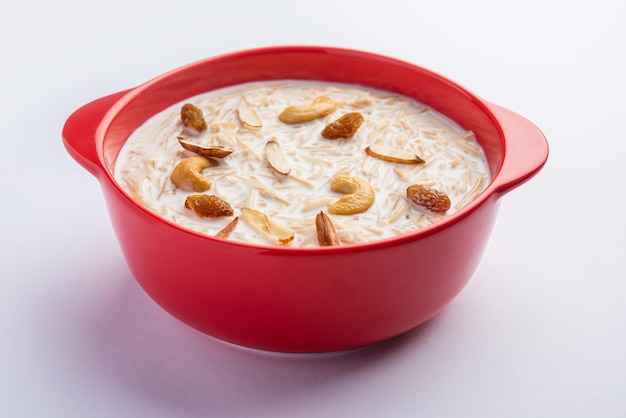 Semiya payasam o shewai o sewai Khir o seviyan Kheer es un dulce indio elaborado con fideos, leche, ghee, azúcar o azúcar moreno, pasas y nueces.