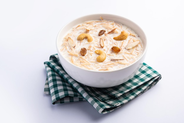 Semiya payasam o shewai o sewai Khir o seviyan Kheer es un dulce indio elaborado con fideos, leche, ghee, azúcar o azúcar moreno, pasas y nueces.