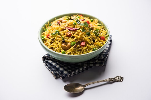 Semiya Upma o Vermicelli Uppuma o uppittu es un menú de desayuno popular del sur de la India. servido en un bol. enfoque selectivo