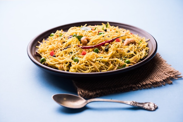 Semiya Upma o Vermicelli Uppuma o uppittu es un menú de desayuno popular del sur de la India. servido en un bol. enfoque selectivo