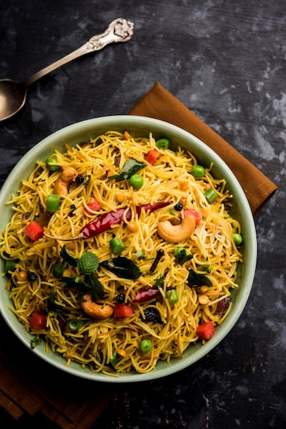 Semiya Upma oder Vermicelli Uppuma oder Uppittu ist ein beliebtes Frühstücksmenü aus Südindien. in einer Schüssel serviert. selektiver Fokus