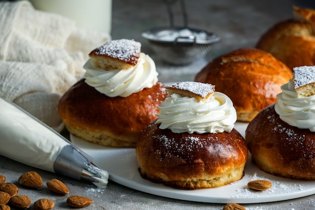 Semla o semlor, vastlakukkel, laskiaispulla es un dulce tradicional hecho en varias formas en Suecia, Finlandia, Estonia, Noruega, Dinamarca, especialmente el lunes de carnaval y el martes de carnaval