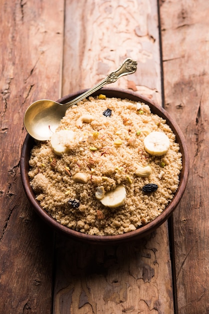 Sémola Halwa o Sooji ka Halva o dulce Rava Sheera o shira - dulce festival indio hecho de sémola, nueces y ghee