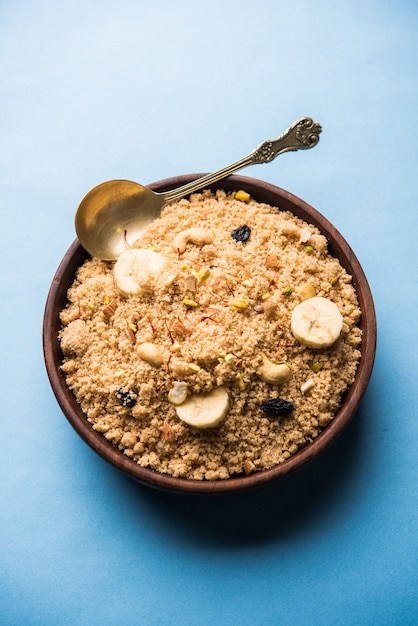 Sémola Halwa o Sooji ka Halva o dulce Rava Sheera o shira - dulce festival indio hecho de sémola, nueces y ghee