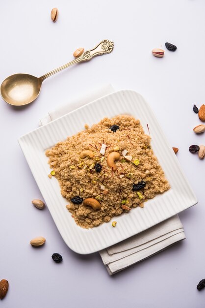 Sémola Halwa o Sooji ka Halva o dulce Rava Sheera o shira - dulce festival indio hecho de sémola, nueces y ghee