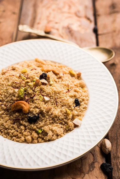 Sémola Halwa o Sooji ka Halva o dulce Rava Sheera o shira - dulce festival indio hecho de sémola, nueces y ghee