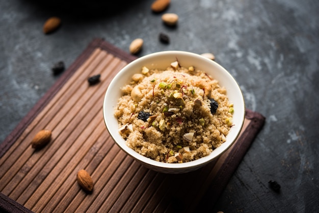 Semolina halwa ou sooji ka halva ou doce rava sheera ou shira - doce festival indiano feito de semolina, nozes e ghee