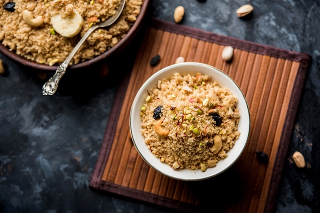 Semolina Halwa ou Sooji ka Halva ou doce Rava Sheera ou shira - doce festival indiano feito de semolina, nozes e Ghee