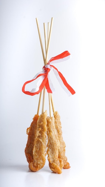 Sempol Ayam wird aus Teighackfleisch mit Gemüse und Mehl gebraten und dann so geformt, dass es Hähnchenschenkeln ähnelt. Hausgemachter indonesischer Snack aus Ost-Java