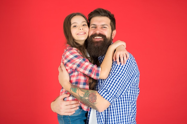 Sempre carregando um ao outro pai e filha se abraçam Laços familiares criança ama seu pai dia dos pais dia das crianças menina feliz com o pai te amo papai eu amo mais o papai