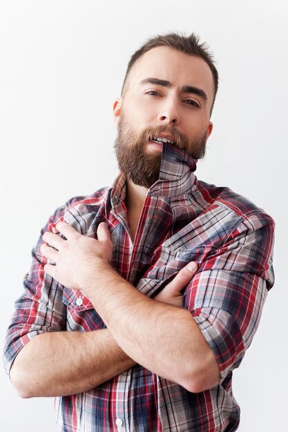 Sempre com estilo. retrato de jovem bonito posando de camisa