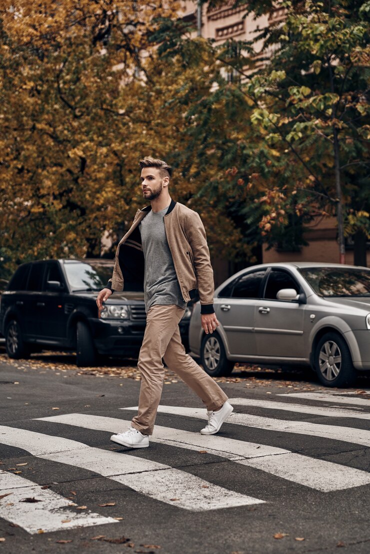 Foto sempre cuidadoso. comprimento total de um jovem bonito em trajes casuais caminhando em uma passadeira de corrida e passando o tempo ao ar livre