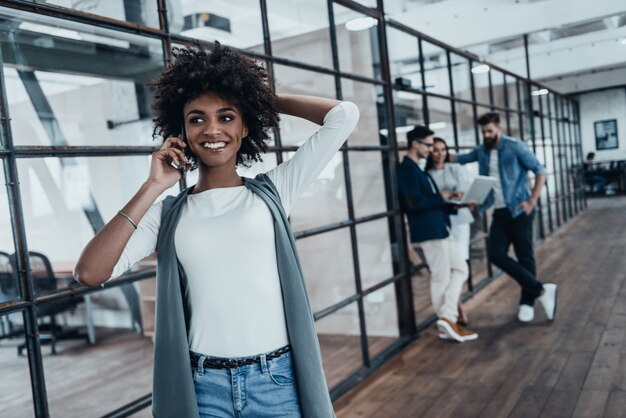 sempre disponível para clientes. bela jovem africana em roupas casuais elegantes