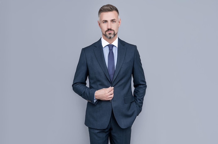 Foto sempre disponível profissional de moda formal masculino ceo não barbeado chefe grisalho empresário confiante