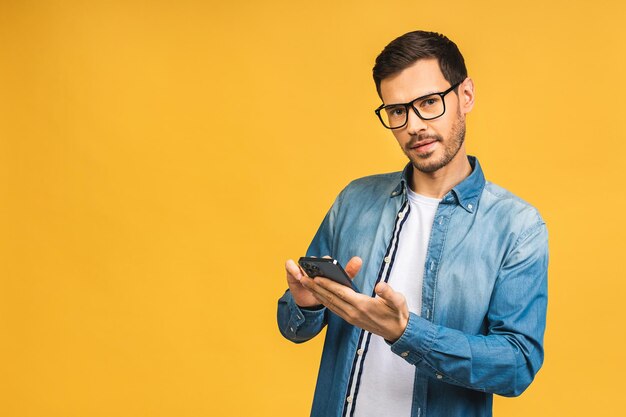 Foto sempre em contato jovem feliz em óculos digitando sms sorrindo e olhando para a câmera