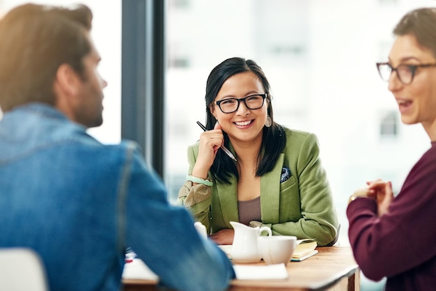 Sempre fomos a equipe número um retrato de uma jovem empresária sentada em uma reunião com seus colegas