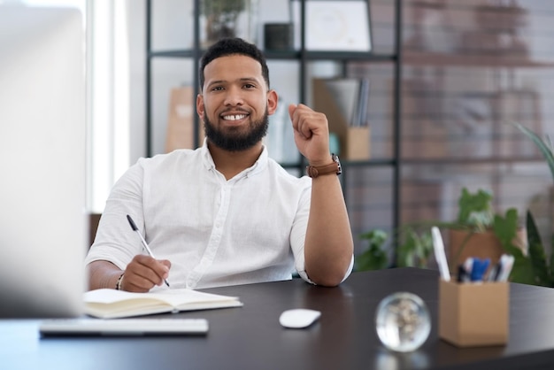 Sempre há planos a serem feitos Retrato de um jovem empresário escrevendo notas em um escritório