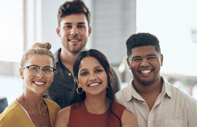 Sempre mantemos o otimismo do nosso lado Retrato de um grupo de empresários juntos em um escritório