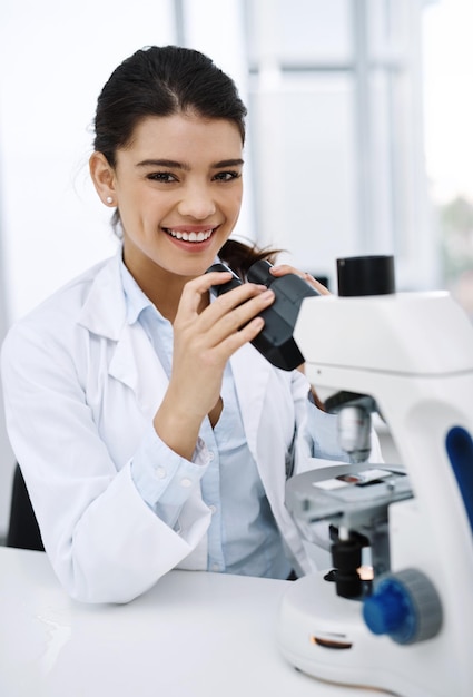 Sempre tive curiosidade sobre o mundo Foto de um jovem cientista usando um microscópio em um laboratório