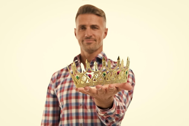 Foto sempre use sua coroa foco seletivo da coroa homem bonito dá coroa isolada no branco obtendo recompensa glória da coroa glória e ambições coroa do rei símbolo da coroa real grande chefe