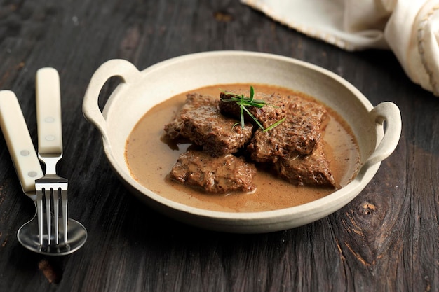 Semur Daging Estofado de ternera indonesio con salsa de soja y especias Semur Daging Plato popular para Eid al Adha o Edi alFitr