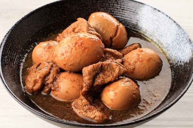 Semur Telor Tahu, es un plato tradicional de Indonesia hecho con huevo cocido y tofu frito, agregue salsa de soja. Este plato es una especie de comida reconfortante en Indonesia