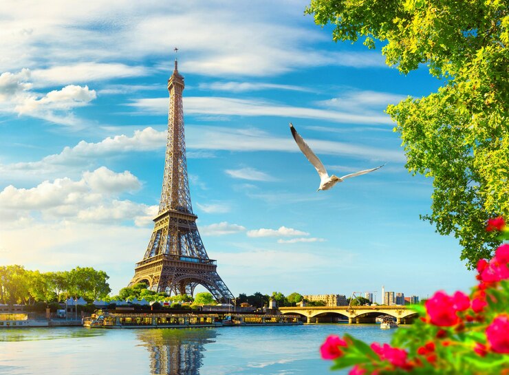 Sena em Paris com a Torre Eiffel