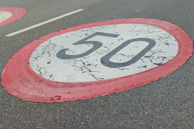 Señal de 50 kilómetros por hora.