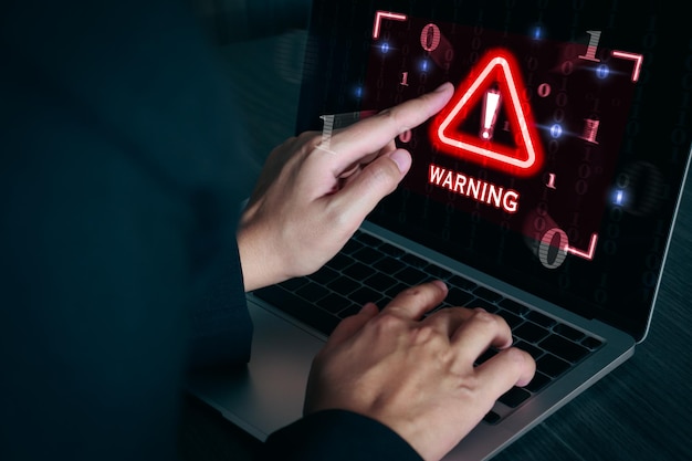 Señal de advertencia Alerta en la pantalla del portátil Hacker del sistema Seguridad cibernética Ataque cibernético estafas de phishing