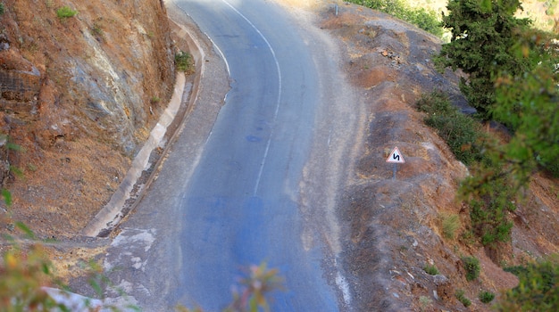 Señal de advertencia, doble curva, primero a la izquierda, señal de tráfico utilizada en Marruecos