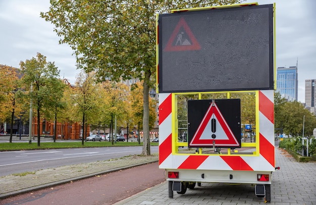 Señal de advertencia de obras viales en el centro de la ciudad