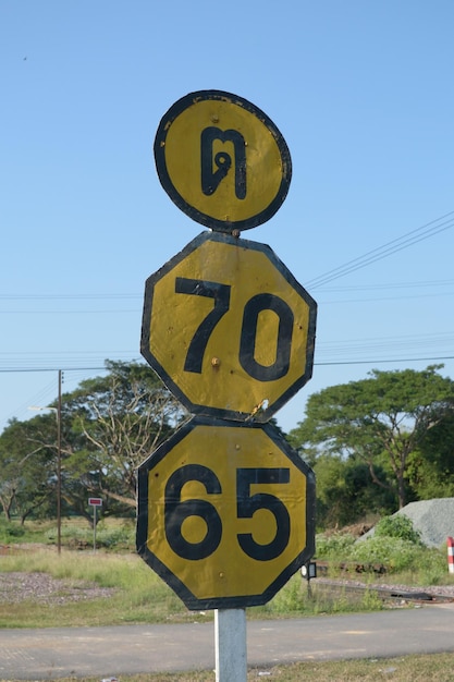 Foto señal de advertencia en el poste