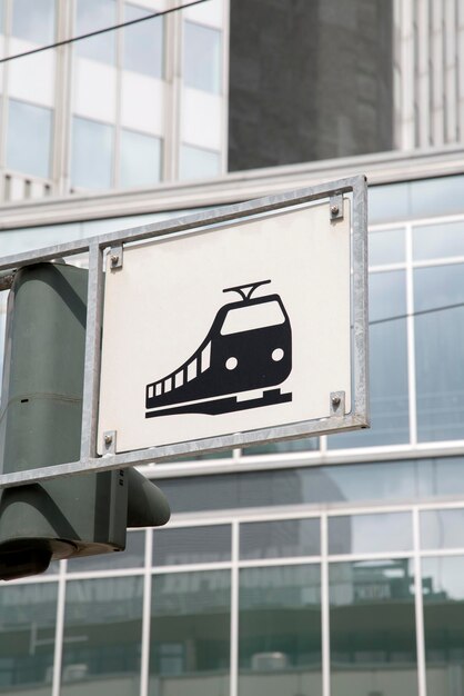 Foto señal de advertencia de tren en la calle