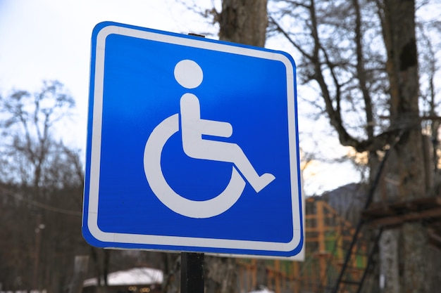 Foto señal azul para discapacitados con silla de ruedas