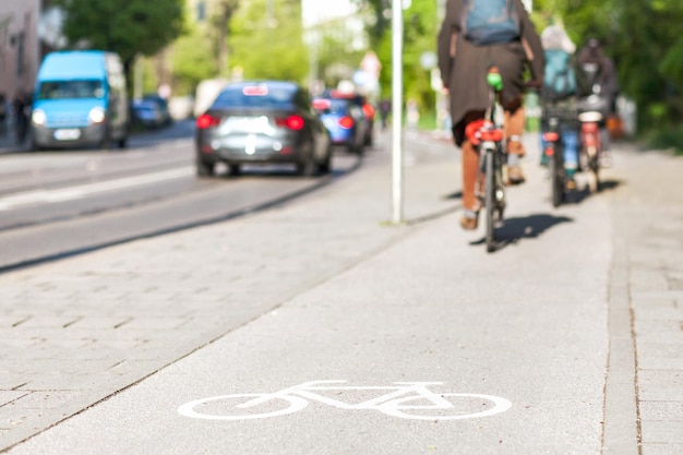 Foto señal de bicicleta en carril bici en europa ciclista en carril bici en la calle