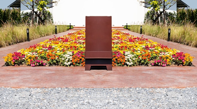 Señal de bienvenida en blanco al aire libre entrada a la cafetería con fondo de flores de colores