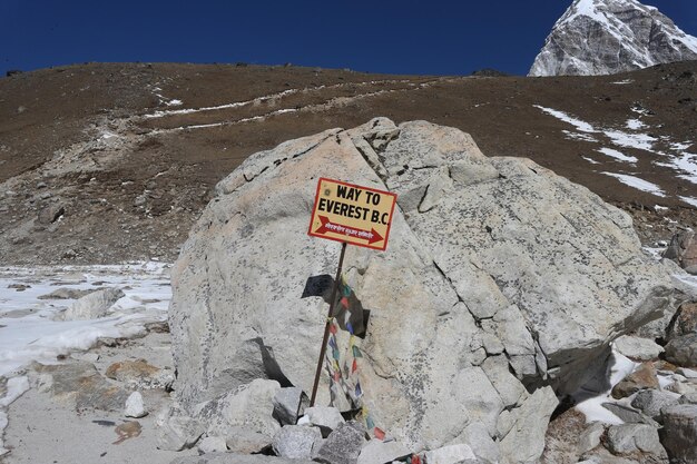 Foto señal de carretera al campamento base del everest ubicado en el parque nacional de sagarmantha, nepal