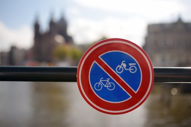 Señal de carretera en la barandilla del puente en Amsterdam, Países Bajos, que prohíbe el acceso de bicicletas y motos. Carretera segura.