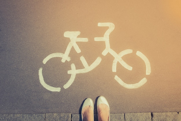 Señal de carretera de bicicletas en la calle asfaltada