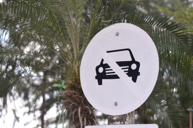 Señal de carretera blanca sin paso de coche en el parque