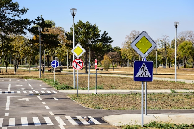 Señal de carretera por la calle contra el cielo