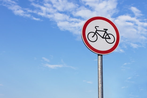 Señal de carretera carril bici en el fondo del cielo nublado nublado. Vista lateral. Copia espacio