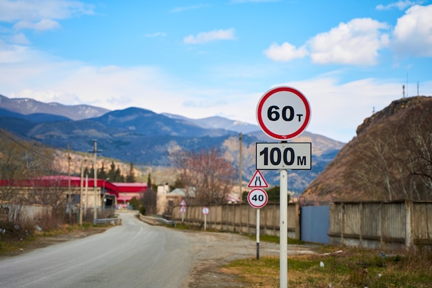 Señal de carretera de coche en una carretera de montaña