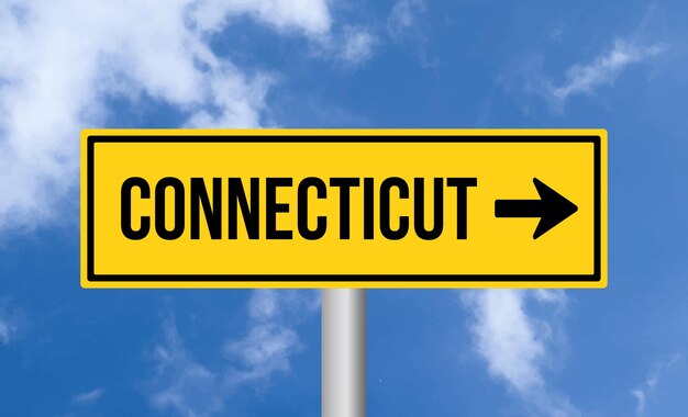 Señal de carretera de Connecticut en el fondo del cielo