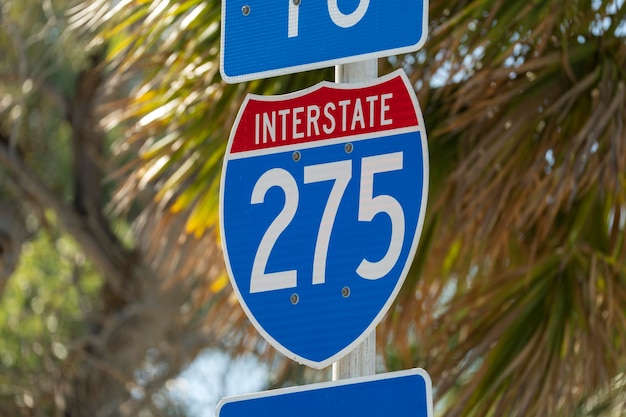 Señal de carretera direccional azul que indica la dirección a la autopista interestatal de la autopista I275 que sirve al área de Tampa Bay en Florida