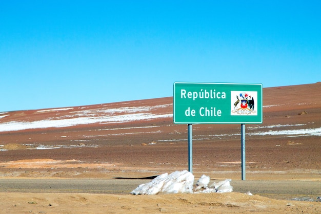 Señal de carretera de la frontera chilena, Chile. Frontera entre Chile y Bolivia. Altiplano de los Andes