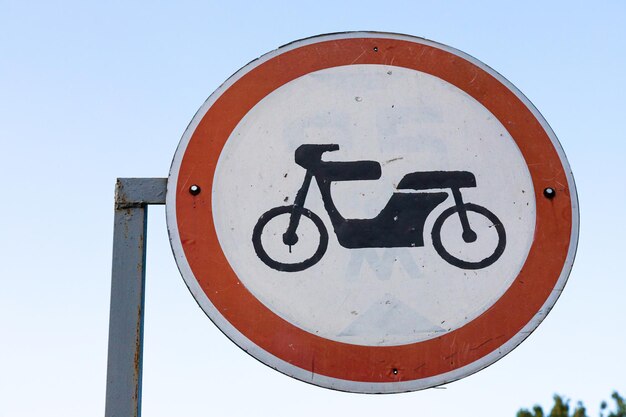 Señal de carretera holandesa sin acceso para ciclomotores, bicicletas asistidas por motor o carruajes para inválidos motorizados