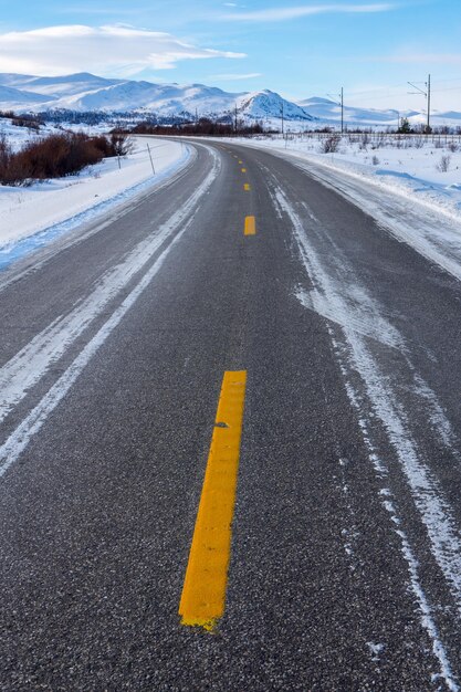 Señal de carretera en una montaña cubierta de nieve