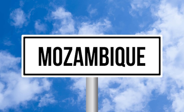 Señal de carretera de Mozambique en el fondo del cielo